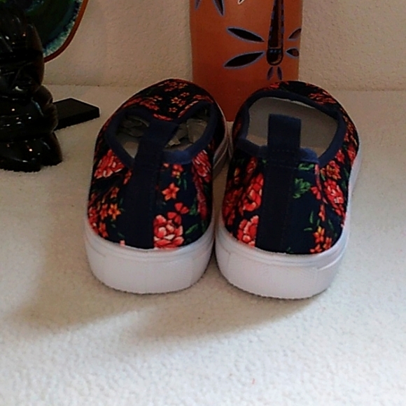 SALE! NWT! Skyline Collection Super Cute Floral Shoes - Picture 5 of 7